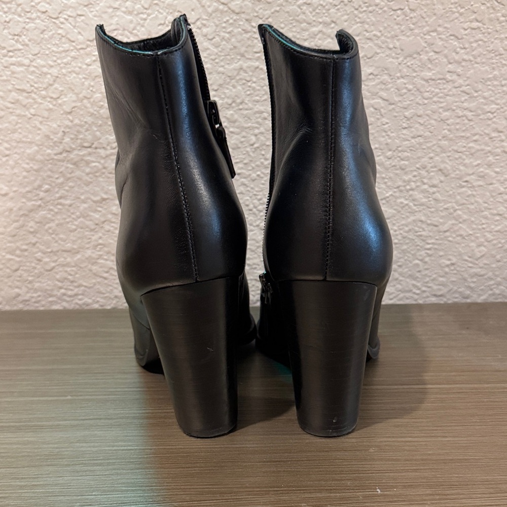 Halogen Sleek Leather Upper Black Ankle Booties‎ - Picture 5 of 7